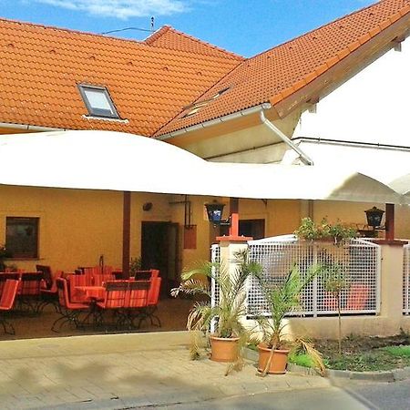 Turul Etterem Es Panzio Hotel Kaposvar Bagian luar foto