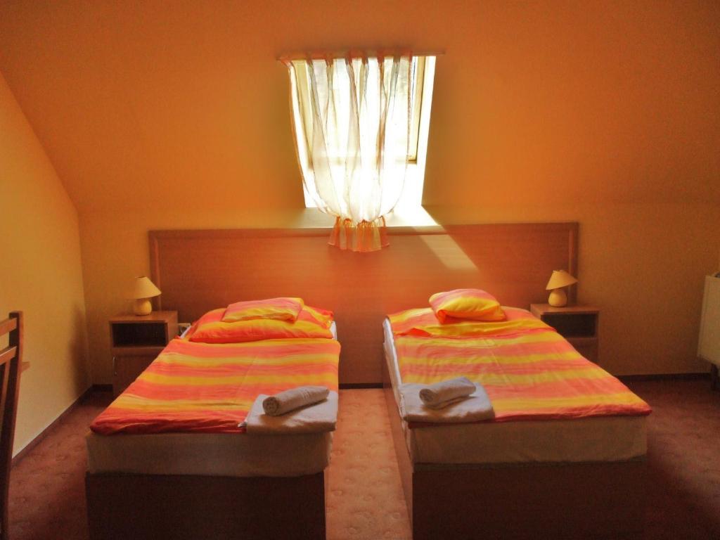 Turul Etterem Es Panzio Hotel Kaposvar Bagian luar foto